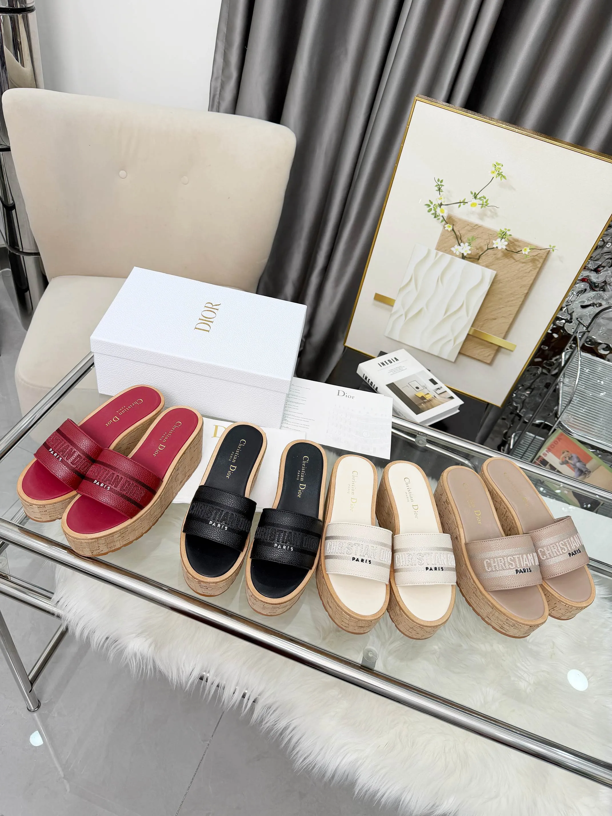 👟👟Ex-factory price 440👟👟 Dior Dior〰️Dway thick-soled wedge sandals✔️This thick-soled sandal is fashionable, casual and highly recognizable. The inspiration is cleverly combined by D's main designer into the perfect shoe shape. Paired with brand buckles, it is even more fashionable! Original version, perfect and exquisite workmanship!  Upper: pebbled leather + electric show code number; 35-39 (40-41 customized)
